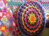 موتیفی زیبابالایه های رنگارنگ برای تزیین کوسن
