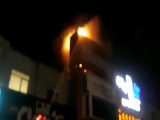 لحظه آتش سوزی خودروی حامل بتن پس از تصادف شدید با یک ساختمان در غرب تهران