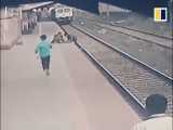 نجات کودک 6 ساله از رو ریل قطار