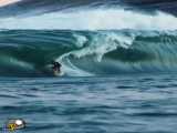 یه فیلم فوق العاده از موج سواری یه ورزشکار حرفه ای روی یک موج عظیم