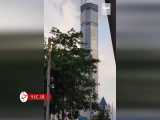 تاب خوردن برج ٣٠٠ متری در چین و فرار مردم وحشت‌زده 