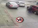 دیدن راننده خانمه ، اومدن از ماشین سرقت کنند، نگو راننده اش پلیسه