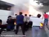 اتوبوس آتش گرفته،مردم دارن از توش فرار می کنند.(ایران)