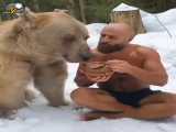 چجوری با یه خرس دوست شده و داره با قاشق بهش غذا میده