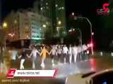 رقص دسته جمعی مقابل یک چراغ قرمز در شهرک غرب تهران
