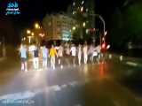 رقص دسته‌جمعی مقابل یک چراغ قرمز در شهرک غرب تهران