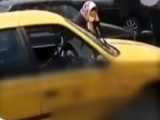 قمه کشی زن ابهری به روی یک تاکسی