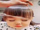 دختر بچه نازنازی که دارن موهاشو کوتاه میکنن