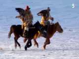 صحنه های بسیار جالب و دیدنی از تلاش مغول های اسب سوار برای شکار روباه با عقاب