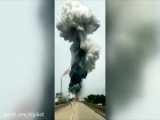 لحظه انفجار مهیب در کارخانه مواد شیمیایی
