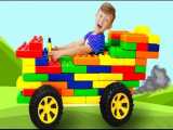 اسباب بازی های جدید سنیا/قسمت 49/سنیا با بلوک های خانه سازی بزرگ، ماشین می سازد