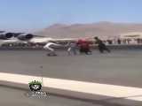 ♦️تصویر تلخ سوار شدن افراد بر روی چرخ، موتور و بال هواپیما در فرودگاه کابل