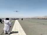 لحظه سقوط دو شهروند افغانستانی از بال های هواپیمای آمریکایی