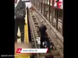 لحظه نفسگیر نجات یک مسافر از روی ریل مترو قبل از برخورد با قطار
