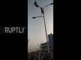 بالا رفتن یک مرد از تیر چراغ برق برای برافراشتن پرچم افغانستان در جلال‌آباد