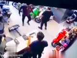 فیلم هولناک از لحظه قمه کشی در موتورفروشی