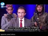طالبان با چشمان از حدقه بیرون زده و اسلحه به دست پشت سر مجری افغانستانی