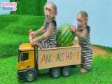 دزدیدن کامیون میوه توسط میمون