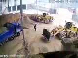 راننده لودر حین کار مدیر پروژه را ندید و او را همراه با خاک به پشت کامیون ریخت.