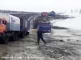 عبور کامیون های سنگین در آب (دیزلیران)