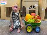 لذت بردن بچه میمون از کامیون هندوانه میوه