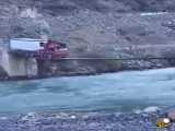 راننده کامیون چیجوری از روی اون پل ردشد