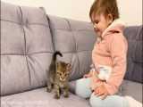 بازی دختربچه ناز با بچه گربه