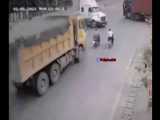 مهارت راننده کامیون در جلوگیری از یک حادثه دلخراش