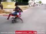 مهارت عجیب در موتور سواری به صورت برعکس