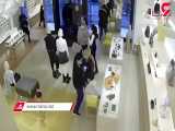 لحظه حمله وحشتناک 14 سارق نقابدار به یک فروشگاه معروف