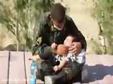 رفتار جالب یکی از نیروهای یگان ویژه برای رهایی یک کودک از گرما زدگی