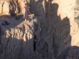 عمامه روحانی جان یک اصفهانی را نجات داد / فیلم لحظه نجات مرد معلق در کوه