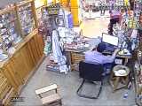فیلم لحظه سرقت سه سوته موبایل از یک مغازه دار