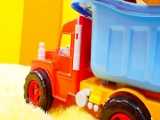 فیلم برای بچه ها: جنگ ژیمناستیک کامیون های حسود با اسباب بازی های کامیون هیولا.