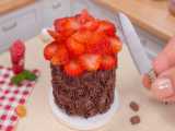 تزیین کیک توت فرنگی مینیاتوری شیرین | طرز تهیه کیک فوندانت میوه ای