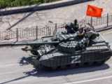 تانک های T-80U ارتش روسیه در راه جبهه های نبرد اوکراین