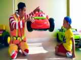 اسباب بازی های سنیا/سنیا با ماشین برچسب های رنگی را تعقیب می کند