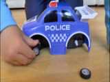 برنامه کودک آرتام :: آرتم نقش پلیسی را بازی می کند که در ماشین پلیس گیر کرده است