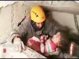 بیرون کشیدن یک کودک از زیر آوار زلزله در ترکیه