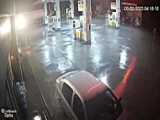 خونسردی مرد بی حواس که خودروش آتش گرفته در پمپ بنزین  و محل نمی گذارد