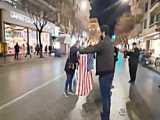 یونانیان پرچم آمریکا را آتش زدند