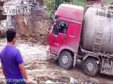 تصادف وحشتناک دو کامیون در جاده همدان!!