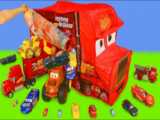 ماشین بازی - بچه‌ها در حال بازی با ماشین‌های اسباب‌بازی و عروسک بچه‌گانه