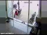 ادب کردن دو سارق موتورسیکلت دزد از خانه توسط صاحب موتور
