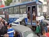تصادف اتوبوس ترمز بریده ابسارگریخته با ماشین ها داخل جاده در کویت