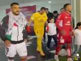 بازیکنان تیم فوتبال شیلی با چفیه و پرچم فلسطین به زمین فوتبال آمدند