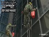 تمیز کردن نمای ساختمان با طناب بدون داربست