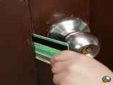 ۴ روش کاربردی باز کردن قفل درب منزل بدون کلید !