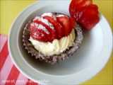 طرز تهیه دسر خامه ای توت فرنگی