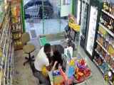 دوربین مداربسته از خفت گیری در یک مغازه در اسپانیا